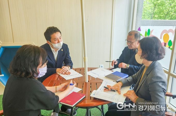 사진은 안산시의회 송바우나 의장(사진 왼쪽 위)이 지난 4일 단원구 신길동에 위치한 안산시 다함께돌봄센터를 방문해 센터 관계자들과 대화하고 있는 모습.