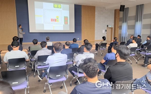 운송업체 교육실무자들이 교통안전 교육을 받고 있다.