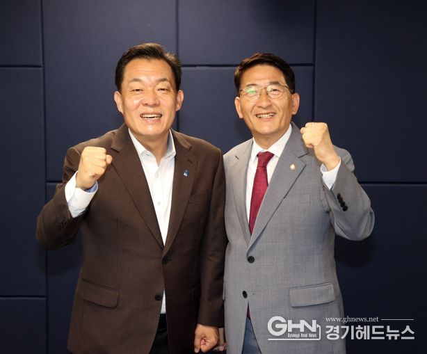 이재준 수원시장(왼쪽)과 김기정 수원시의회 의장이 함께하고 있다.