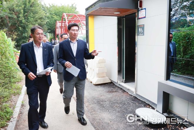 이상일 용인특례시장이 지난 7월 19일 이 시장의 공약사업의 일환이었던 수지구 탄천 산책로 쉼터 조성 공사현장을 방문해 화장실 조성 현황을 점검하고 있다