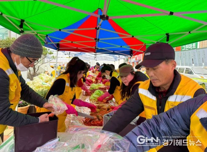 수원징검다리봉사단, 김장김치 1,500kg 연탄 2,500장 어려운 이웃에 기부