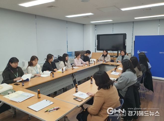 수원시가 돌봄플래너를 대상으로 수원새빛돌봄 교육을 하고 있다.