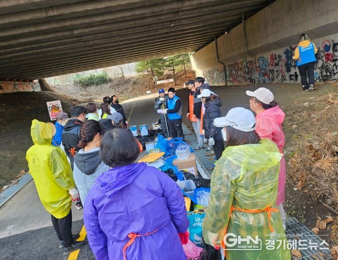 활동 시작 전 설명을 듣고 있는 봉사자들