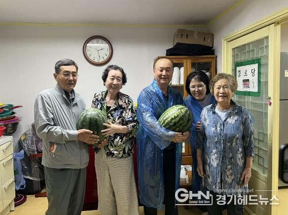 수원시 장안구 조원1동 주민자치회, 관내 경로당 13개소에 건강한 여름나기 복(伏)수박 전달