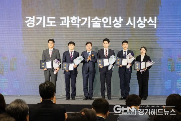 2일 오전 킨텍스에서 염태영 경제부지사,경기도의원, 동반성장위원회 등이 2023 디지털쇼 개막식 기념촬영을 하고 있다.
