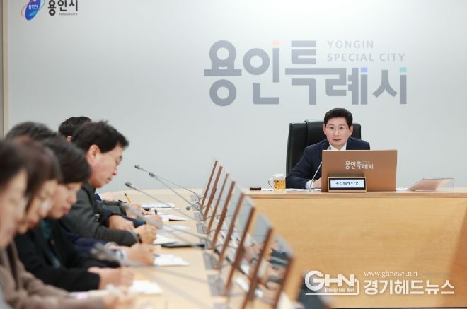 20일 열린 용인특례시 간부회의에 참석한 이상일 용인특례시장