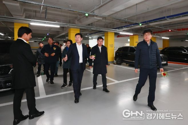 이상일 용인특례시장이 지난 11월13일 개장한 포곡읍 둔전 공영주차장을 둘러보고 있다