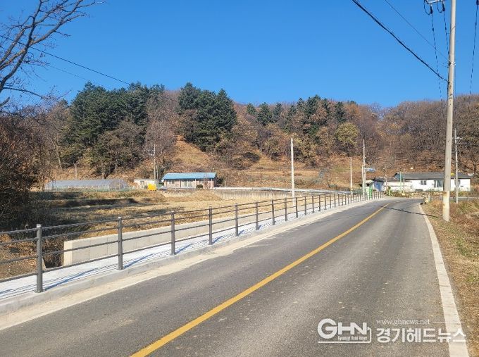 용인특례시가 처인구 양지면 정수리 마을길에 인도를 설치했다
