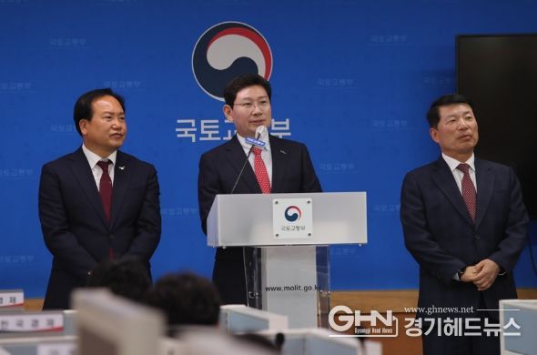 지난 11월 15일 세종시 국토교통부 청사에서 공공주택지구 지정 계획이 발표된 가운데 이상일 용인특례시장이 기자들의 질의에 답변하고 있다.
