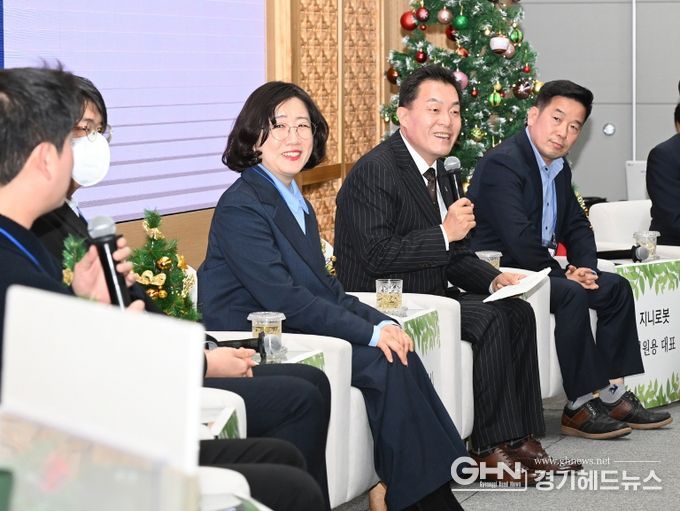 이재준 수원시장이 기업인들과 이야기를 나누고 있다.