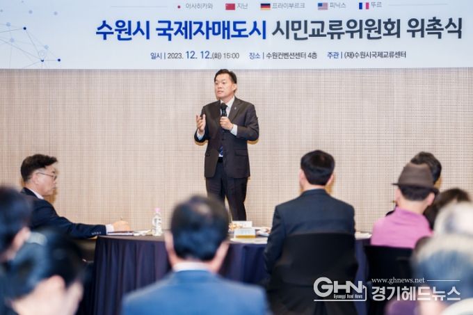 이재준 수원시장이 인사말을 하고 있다.