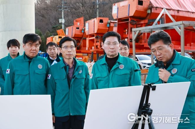 이상일 용인특례시장이 12일 제설전진기지를 방문해 시 관계자의 설명을 듣고 있다.