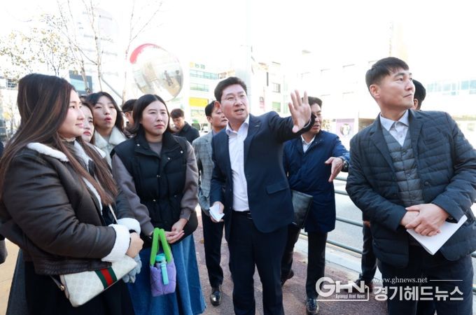 이상일 용인특례시장이 지난해 11월 13일 역북초등학교를 찾아 후문 앞 인도의 통학환경을 확인하고 안전 조치를 지시했다.