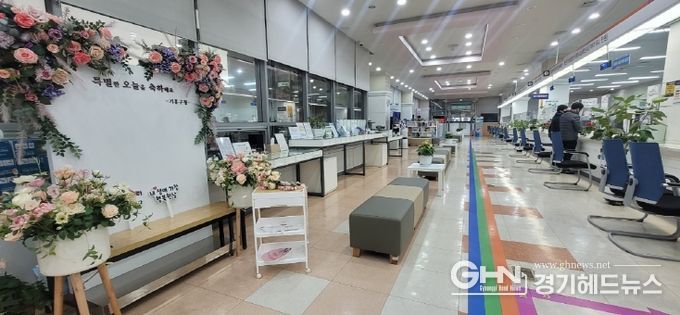 민원인들을 위해 새 단장을 한 기흥구청 민원실 내부