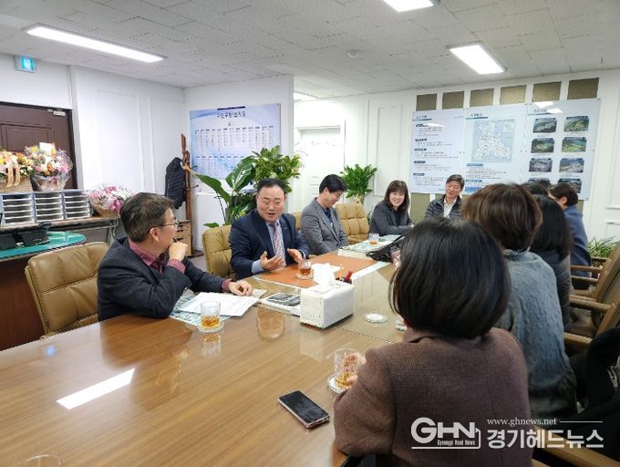 송종율 처인구청장이 업무보고를 받고 지역 발전을 위한 행정 추진 방안을 제시하고 있다.