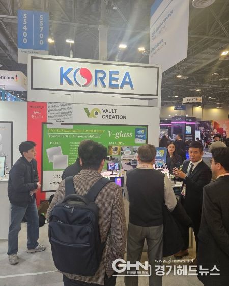 CES 2024 용인관에서 볼트크리에이션 관계자가바이어에 제품을 소개하고 있다