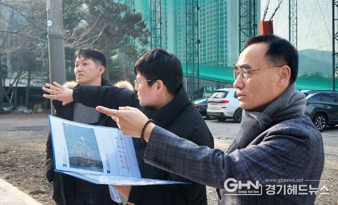 이형범 수지구청장(오른쪽)이 지난달 30일 고기로45번길 보행환경 개선사업 현장을 방문해 점검하고 있다