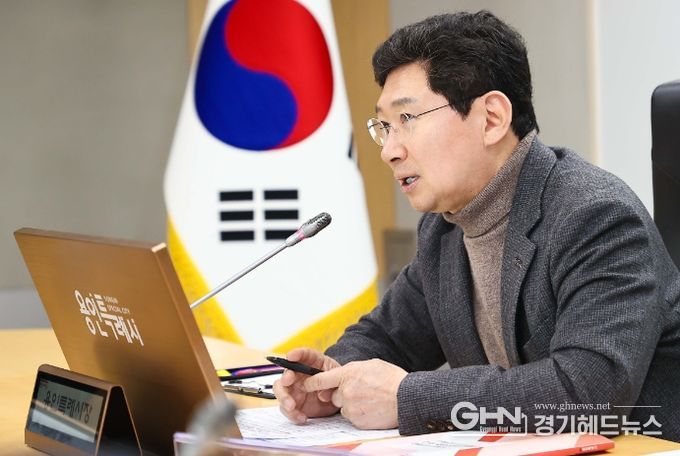이상일 용인특례시장이 지난 7일 생활밀착형 사업 보고회에서 시민 불편 해소를 위해 노력해달라고 당부하고 있다