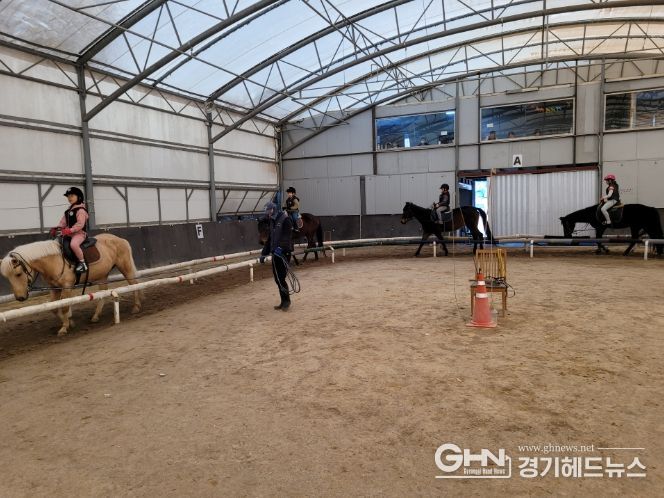 용인시의 한 승마장에서 승마 강습을 받고 있는 학생들의 모습