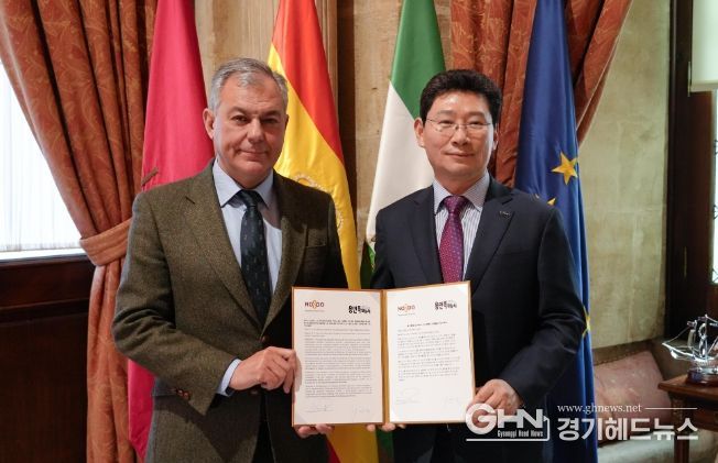 이상일 용인특례시장이 22일 스페인 세비야 시청에서 호세 루이스 산즈 세비야 시장과 만나 우호교류의향서를 교환했다.
