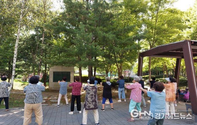 상현공원에서 기체조 교실이 열리고 있다.