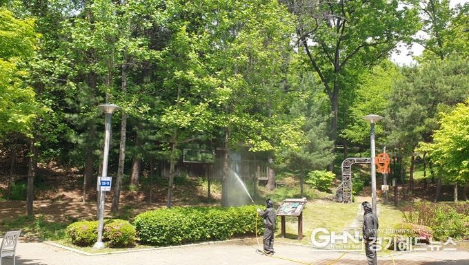 용인특례시가 총 332개 공원을 대상으로 이달부터 방제에 돌입한다. 관계자가 방제에 나서고 있는 모습.