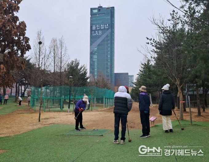 수지아르피아 파크골프장을 이용하는 시민들의 모습