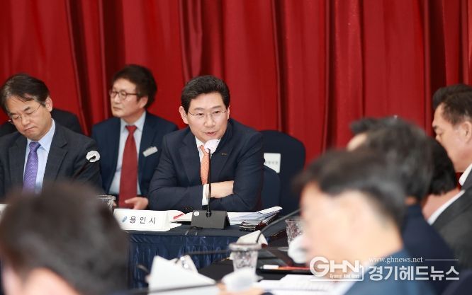 지난 2022년 10월 28일 서울 용산 전쟁기념관 피스앤파크에서 열린 윤석열 대통령과 전국 시장, 군수, 구청장 간담회 자리에서 이상일 용인특례시장이 제5차 국가철도망 계획 수립을 앞당길 것을 건의했다.