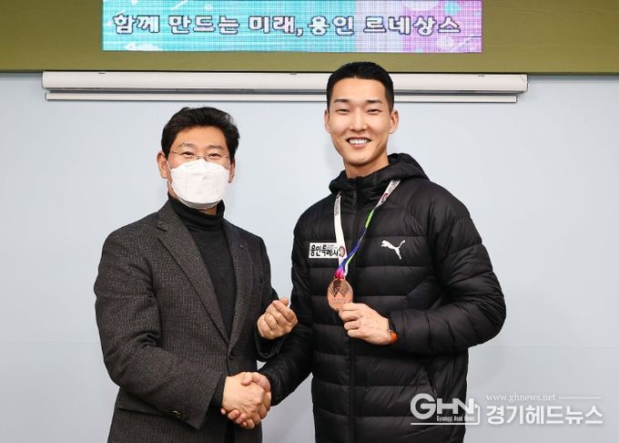 지난 6일 이상일 용인특례시장이 시장실을 방문한 우상혁 선수를 격려했다. 이상일 시장은 가벼운 감기 기운 때문에 마스크를 쓰고 사진을 촬영했다.