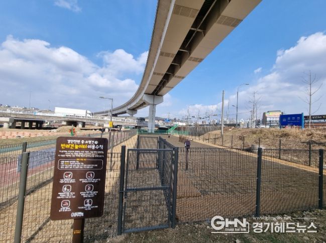 용인특례시 처인구 경안천 산책로 일대에 조성한 반려동물 놀이터 전경