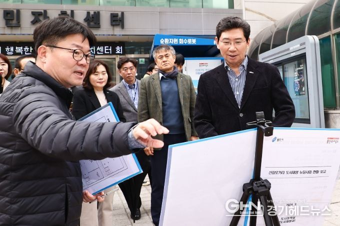 이상일 용인특례시장(오른쪽에서 세번째)이 12일 신갈오거리 도시재생사업 현장을 방문해 신갈동행정복지센터 앞에서 관련 보고를 받고 있다.
