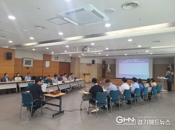 지난해 8월 적극 행정위원회에서 2023년 하반기 적극 행정 우수사례를 심사하고 있다