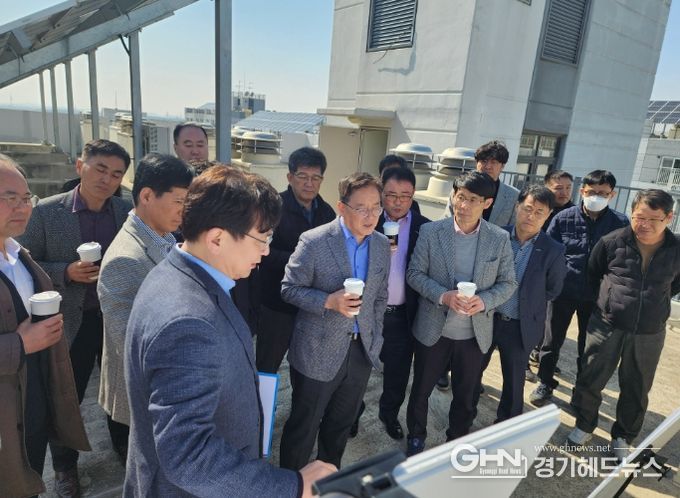 황준기 제2부시장(가운데 파란셔츠)이 지난 13일 평택시 고덕신도시 한 아파트 옥상에서 LH 관계자에게 개발 현황을 듣고 있다