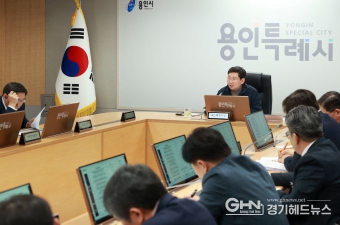 이상일 용인특례시장이 지난 18일 간부회의를 주재하고 있다