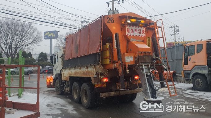 용인특례시가 지난겨울 블랙아이스에 대비해 제설제를 사전 살포하고 있다