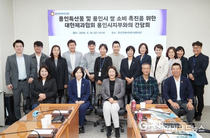 간담회 참석자들이 기념 촬영을 하고 있다.