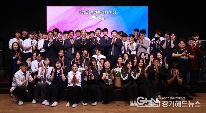 이상일 용인특례시장이 지난 17일 용인글로벌기독학교에서 학생들에게 진로 특강을 진행했다.