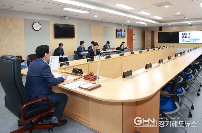 전국대도시시장협의회장인 이상일 용인특례시장이 용인시청 영상회의실에서 전국대도시시장협의회 소속 시장들과 화상회의를 하고 있는 모습