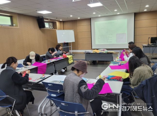 보라도서관 특성화주제인 전통 관련 프로그램에 시민들이 참여한 모습