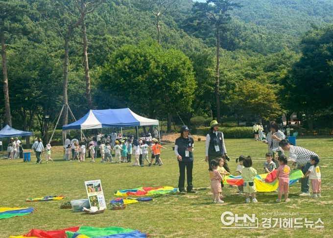 20일 용인자연휴양림에서 열린 유아숲 특별 프로그램 '숲속의 물놀이터'에 참여한 어린이들이 체험 놀이 프로그램을 즐기고 있는 모습.