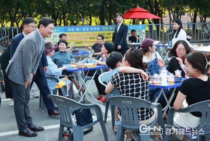 이상일 용인특례시장이 지난 21일 저녁 ‘2024 BOCA Summer 맥주 페스티벌’ 행사장을 찾아 시민들에게 인사를 하고 있는 모습