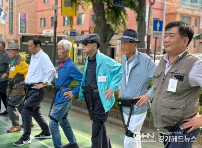 용인특례시가 진행 중인 '슬기로운 new 실버생활' 교육에 참여한 어르신들의 모습