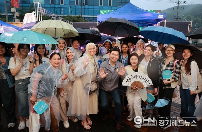 이상일 용인특례시장이 지난달 29일 용인중앙시장 별빛마당 야시장 개장식에서 시민, 외국 SNS인플루언서, 관광객과 기념 촬영을 하고 있다.