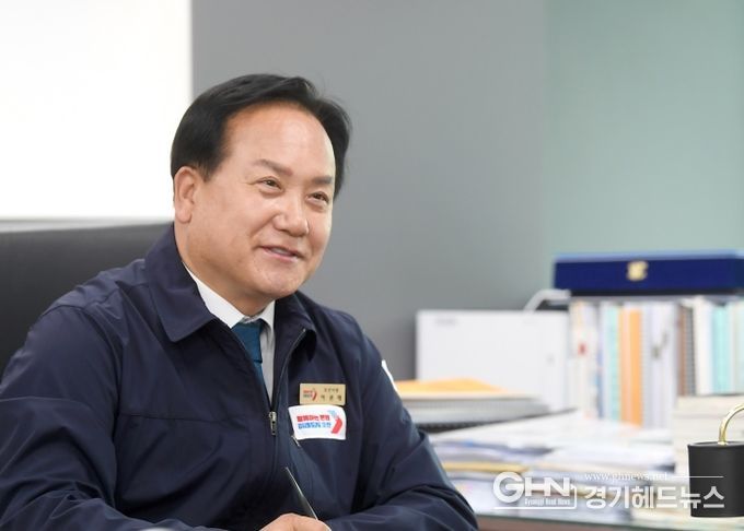 이권재 오산시장이 집무실에서 시정 현안에 대해 점검하고 있는 모습