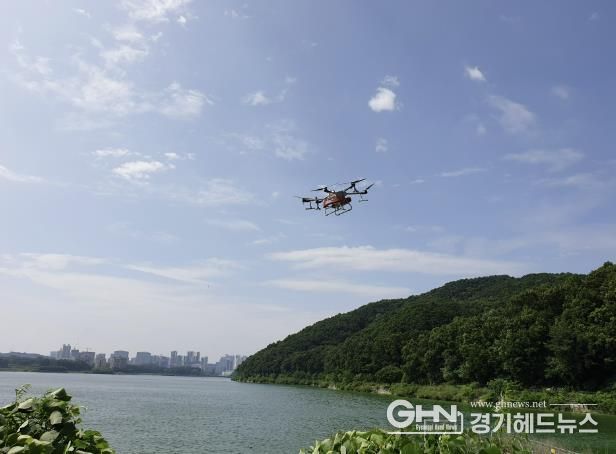용인특례시는 지난 14일 기흥호수에 드론을 활용해 살조제인 마이팅션 500kg을 살포했다.