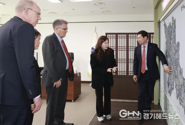 지난 2월 용인특례시를 방문한 윌리엄슨 카운티 관계자들에게 이상일 용인특례시장이 시의 반도체 육성 정책을 소개하고 있는 모습