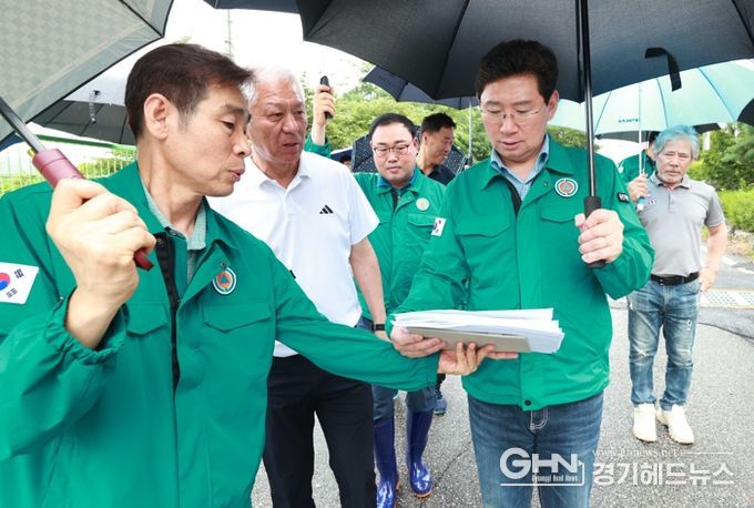이상일 용인특례시장이 20일 침수피해를 입은 처인구 포곡읍 물류창고를 찾아 현장을 확인하고 있다.