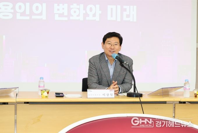 이상일 용인특례시장이 26일 중앙동 주민소통간담회에서 주민들과 이야기 나누고 있다.