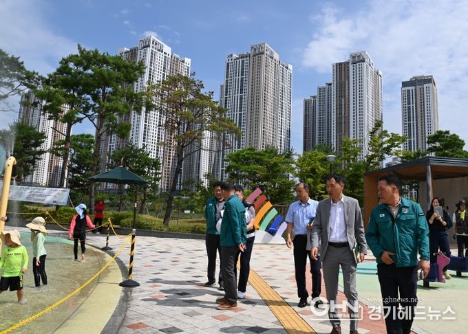 화성도시공사 경영진들이 직접 물놀이장 특별 합동점검을 실시하고 있다. (화성도시공사 제공)