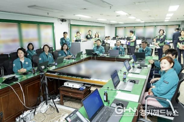 안산시의회 의원들이 지난 20일 안산시청 내 을지연습장을 방문해 을지연습 근무자들을 격려했다.